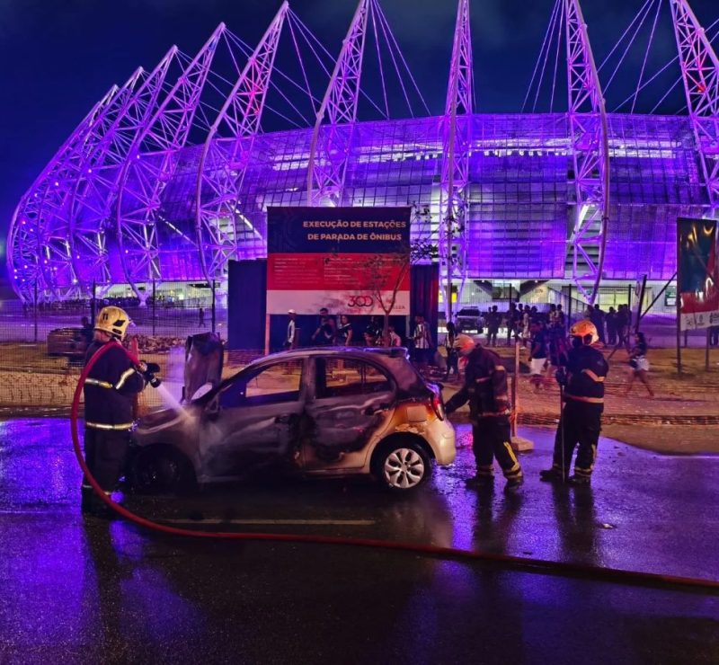 Carro pega fogo em frente à Arena Castelão, em Fortaleza; ninguém fica ferido