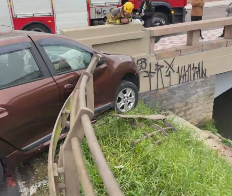 Carro quase cai no Arroio Dilúvio após batida em Porto Alegre; motorista fica ferido