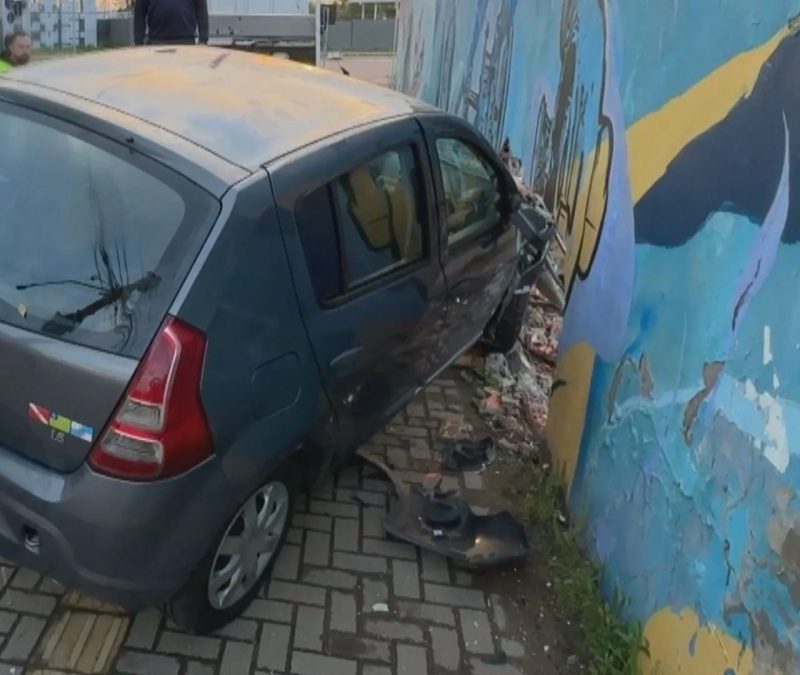 Carro vai parar ‘dentro’ de muro em acidente na Zona Norte de Porto Alegre