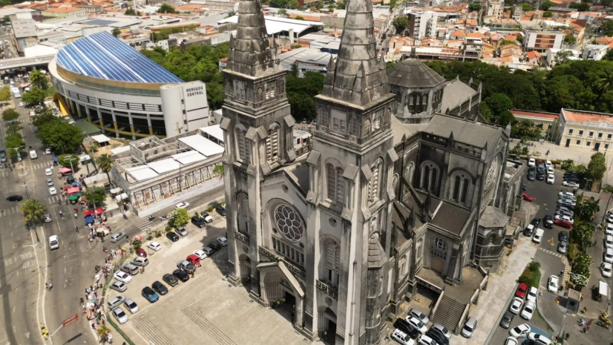 Catedral Metropolitana de Fortaleza interdita entrada principal para obras de revitalização
