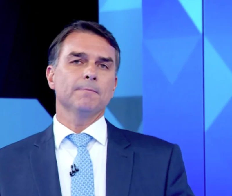 Chamado de miliciano, Flávio diz que vai combater milícias