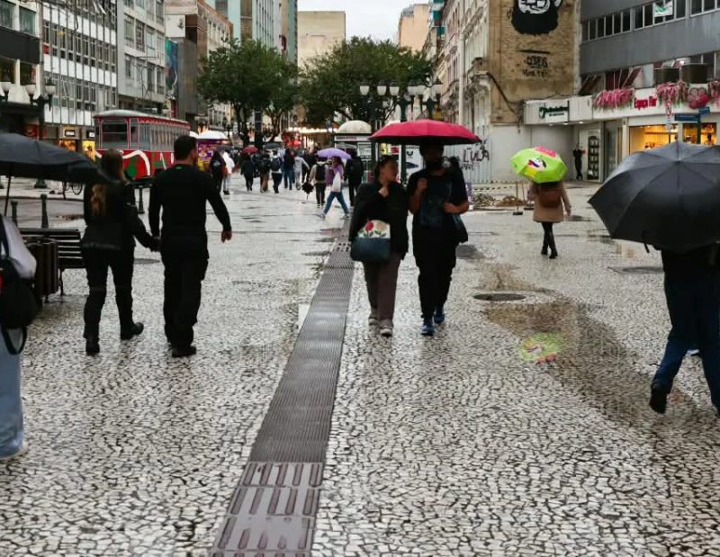 Chuva adia espetáculo na Capital e interdita rodovia na Grande Curitiba