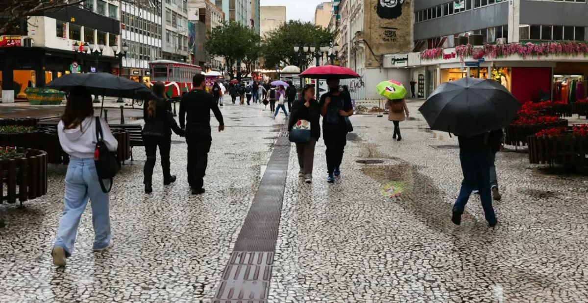 Chuva adia espetáculo na Capital e interdita rodovia na Grande Curitiba