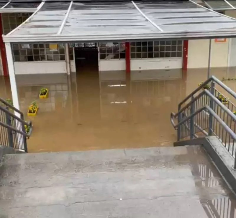 Chuva bloqueia rodovias, alaga ruas e deixa escola embaixo de água no Paraná