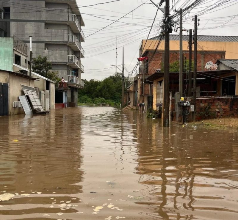 Chuva recorde causa alagamentos, risco de desabamento e muda local de votação em Curitiba