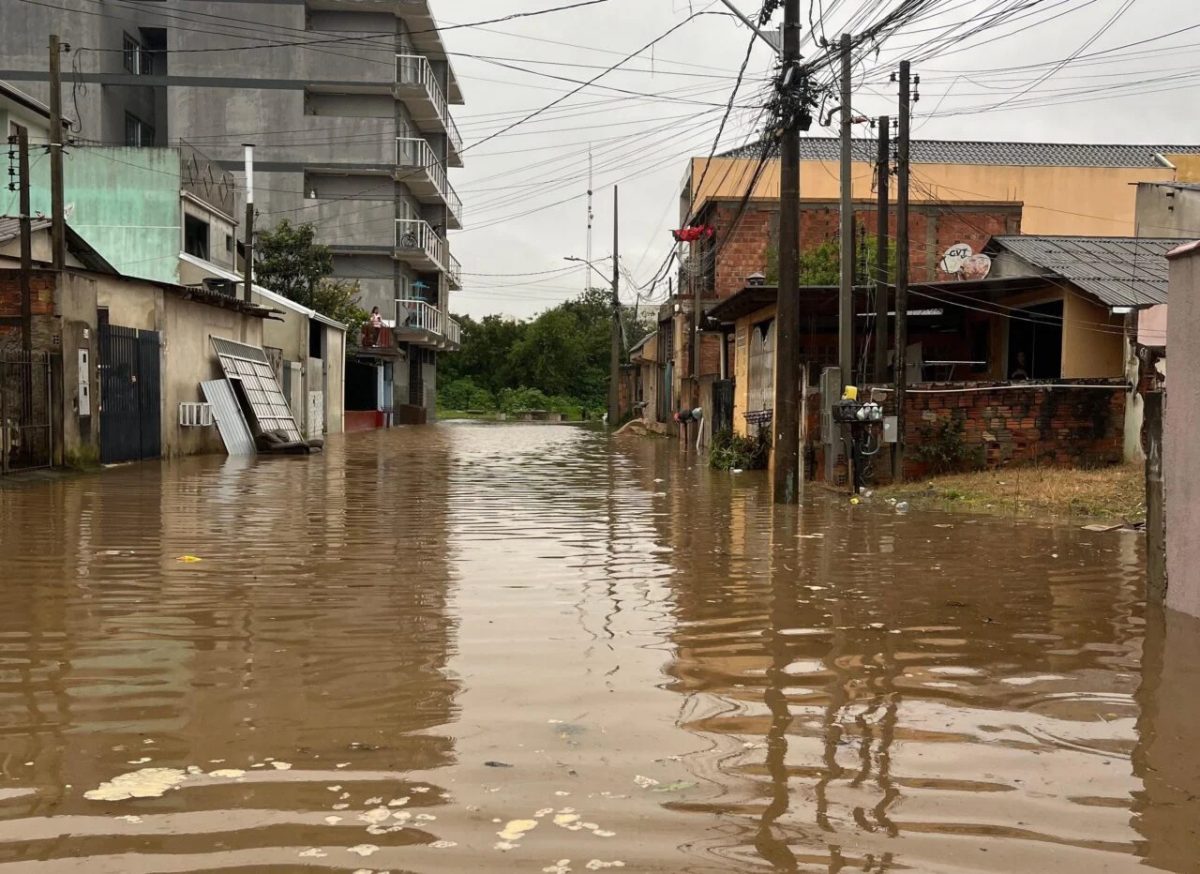 Chuva recorde causa alagamentos, risco de desabamento e muda local de votação em Curitiba