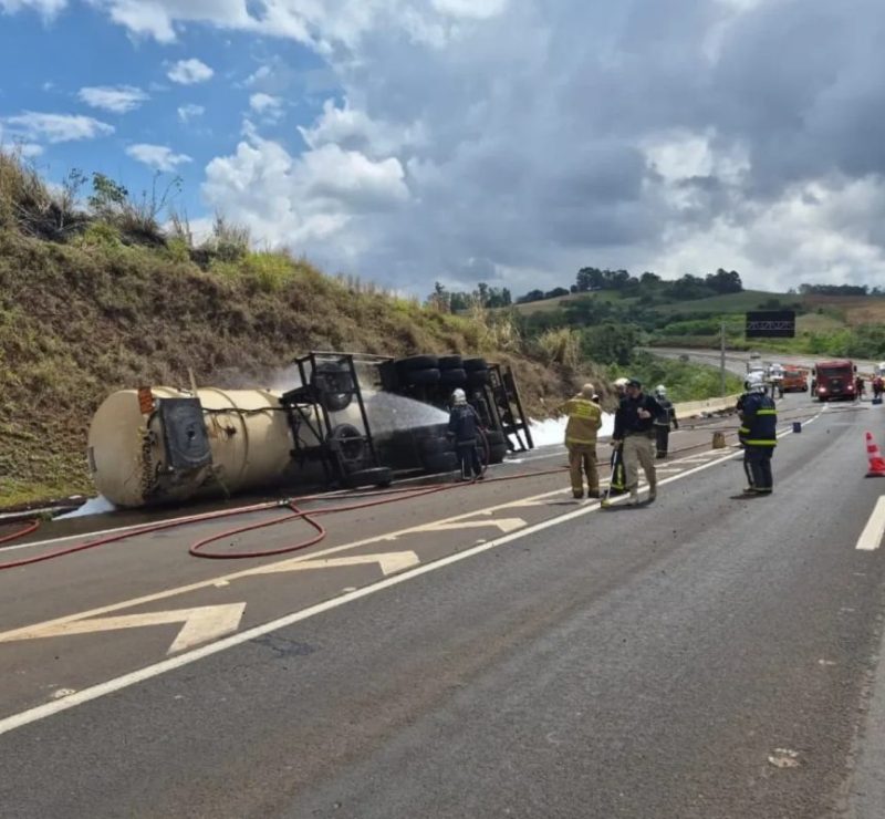 Ciclista morre carbonizado após caminhão-tanque sair da pista, tombar e pegar fogo no Paraná