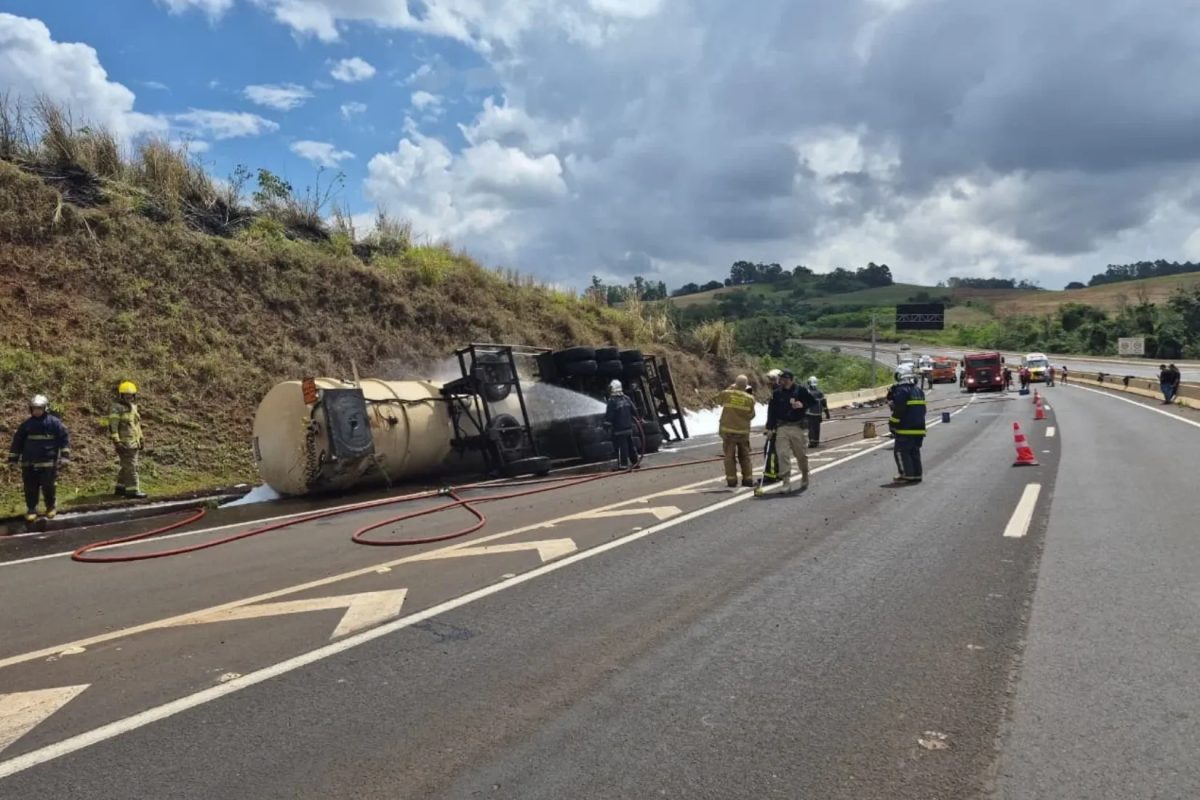 Ciclista morre carbonizado após caminhão-tanque sair da pista, tombar e pegar fogo no Paraná