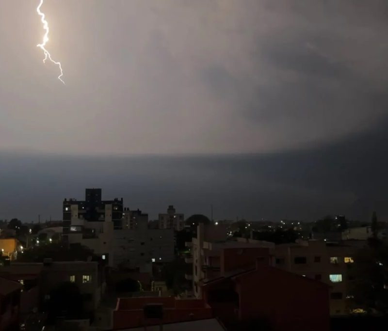 Ciclone deixa Paraná sob alerta de tempestades até o domingo de eleições; veja onde os ventos podem chegar a 100 km/h