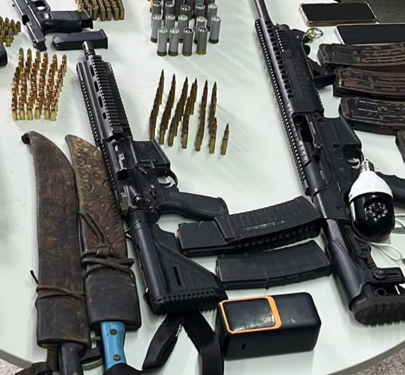 Cinco homens suspeitos de integrar facção criminosa são presos com fuzil e outras quatro armas na Bahia