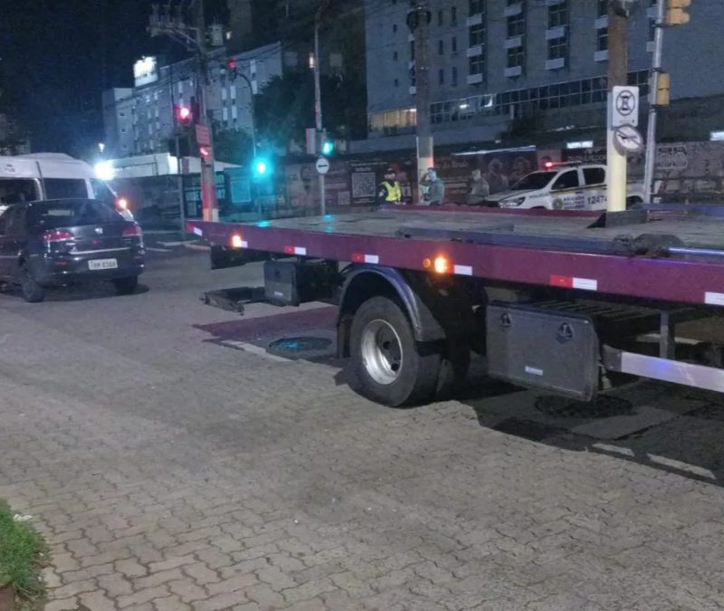 Colisão entre carro e van deixa 7 pessoas feridas em Porto Alegre