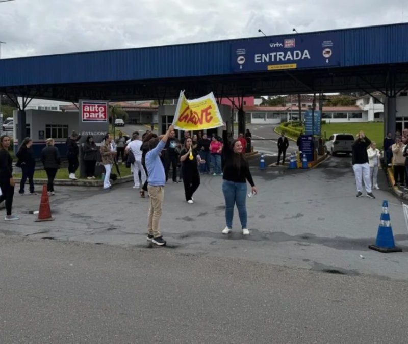 Com salários atrasados, funcionários de famoso hospital de Curitiba entram em greve