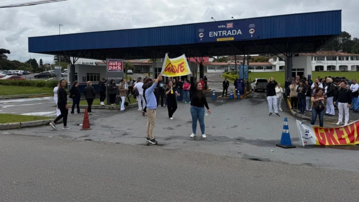 Com salários atrasados, funcionários de famoso hospital de Curitiba entram em greve