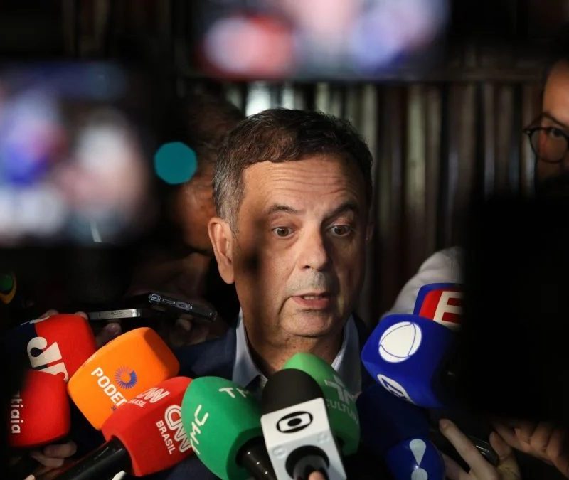 Com STF na mira, coordenador de Flávio se reunirá com Fachin na 3ª feira