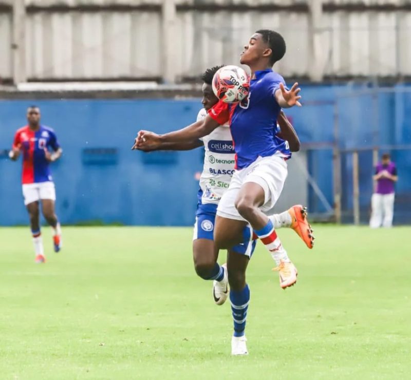 Com um a menos e chuva forte, Paraná Clube empata e chega a marca histórica; veja os melhores momentos