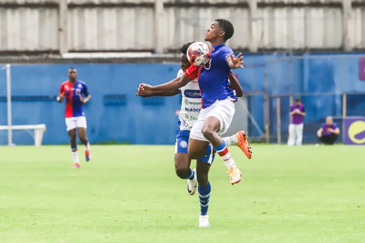 Com um a menos e chuva forte, Paraná Clube empata e chega a marca histórica; veja os melhores momentos