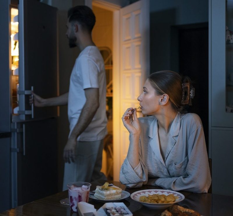 Comer tarde da noite pode aumentar o risco de doenças hepáticas