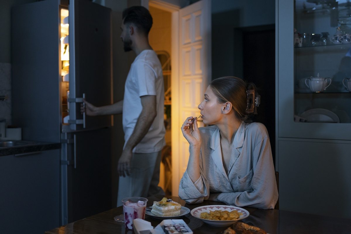 Comer tarde da noite pode aumentar o risco de doenças hepáticas