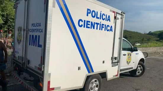 Corpo com sinais de violência é encontrado em casa abandonada por trás de igreja, no Centro de Maceió