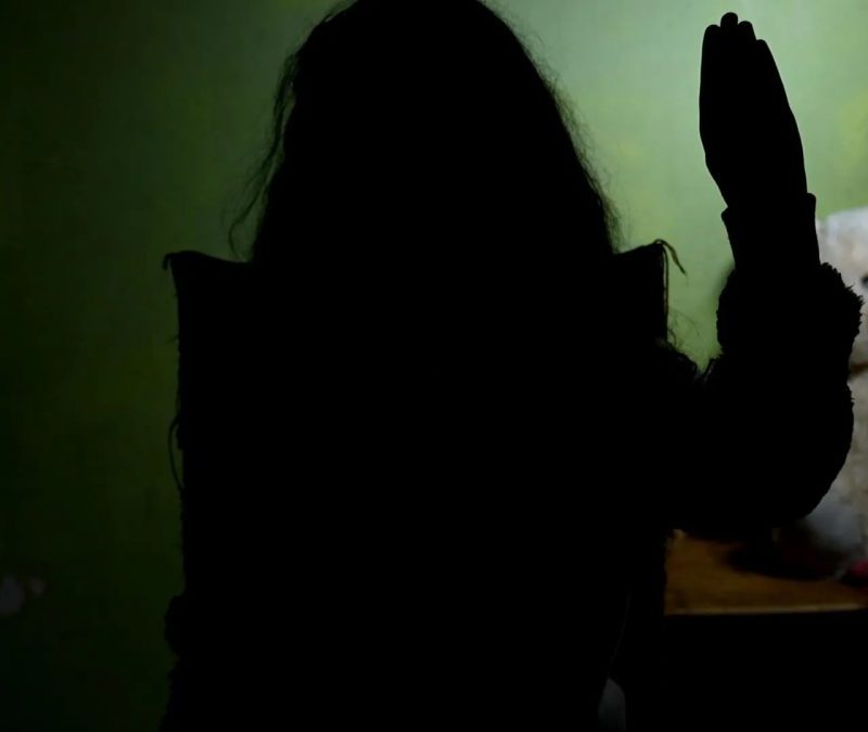 Criança faz sinal universal de pedido de socorro e homem é preso por tentativa de estupro de vulnerável, em Curitiba