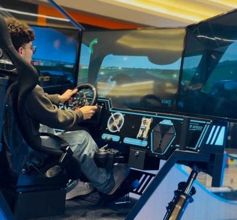 Curitiba ganha simulador 9D com realidade virtual, vento, calor, frio e força G