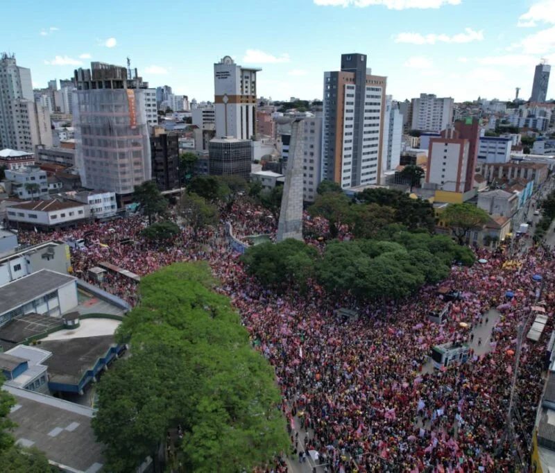Curitiba reúne multidão em ato pró-Lula nesta tarde de domingo