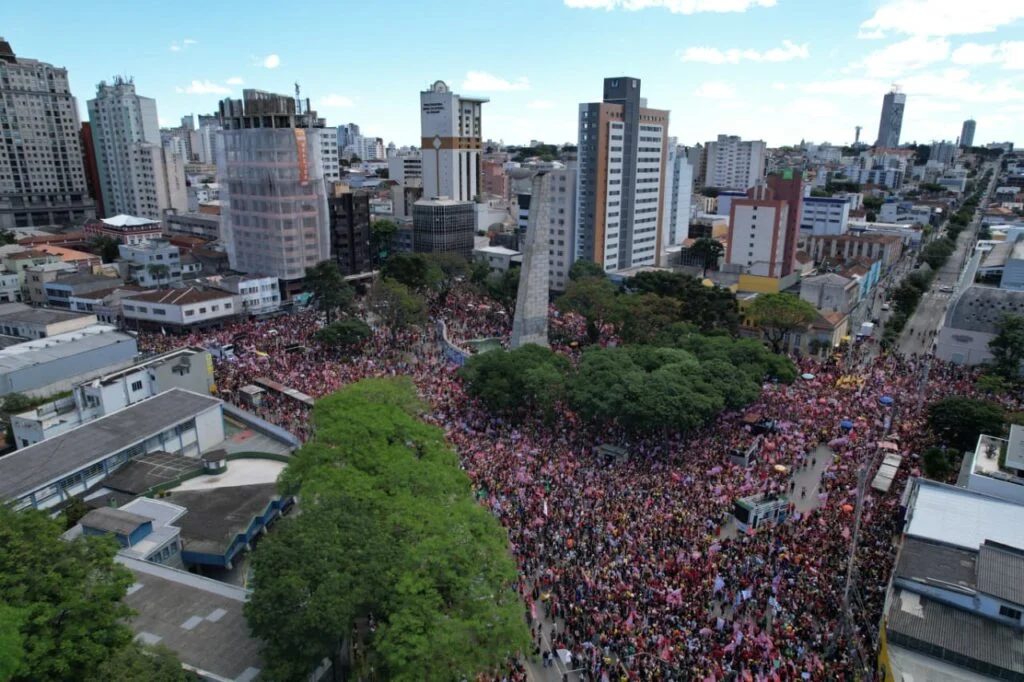 Curitiba reúne multidão em ato pró-Lula nesta tarde de domingo