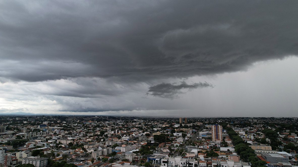 Curitiba tem temperaturas em declínio e céu nublado