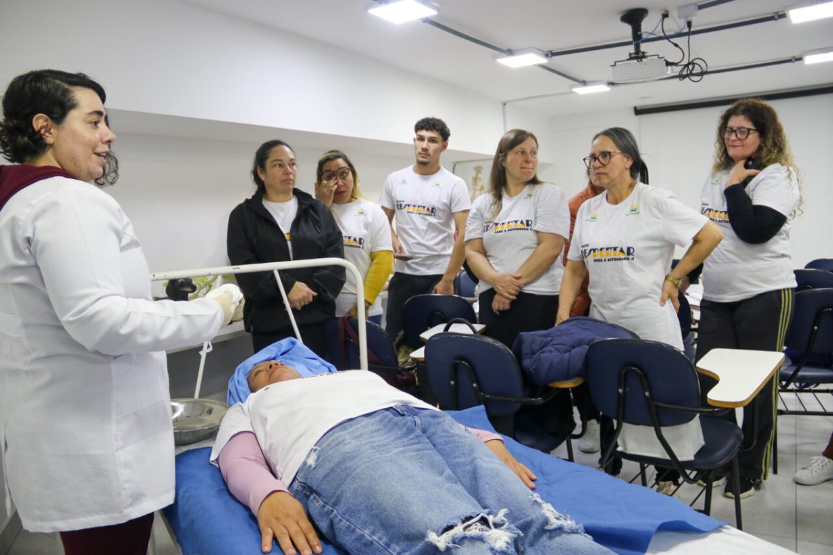 Curso gratuito prepara cuidadores de idosos em Curitiba. Saiba como se inscrever