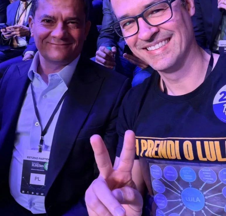Dallagnol vai com Flávio a debate e usa blusa com PowerPoint da Lava Jato