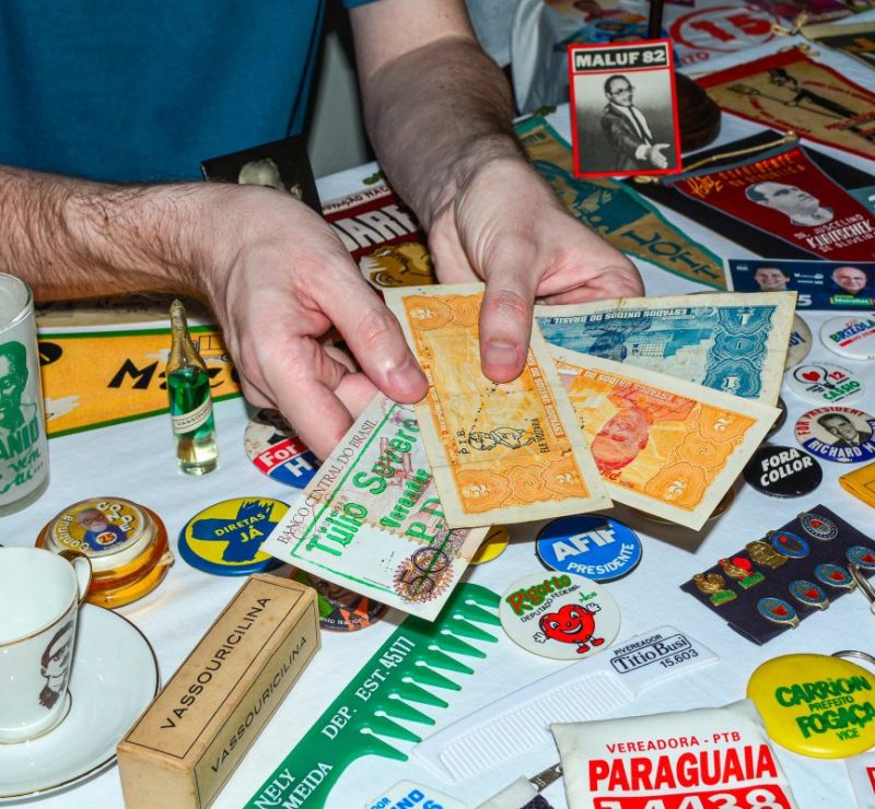 De urna de lona a brindes proibidos, paranaense coleciona itens de eleições dos últimos 100 anos: ‘Comecei com álbum de figurinhas de santinhos’