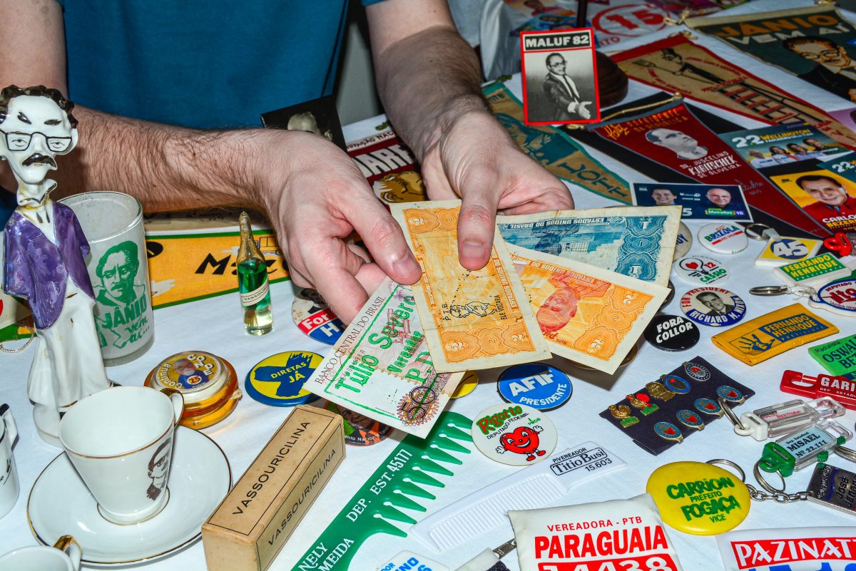 De urna de lona a brindes proibidos, paranaense coleciona itens de eleições dos últimos 100 anos: 'Comecei com álbum de figurinhas de santinhos'