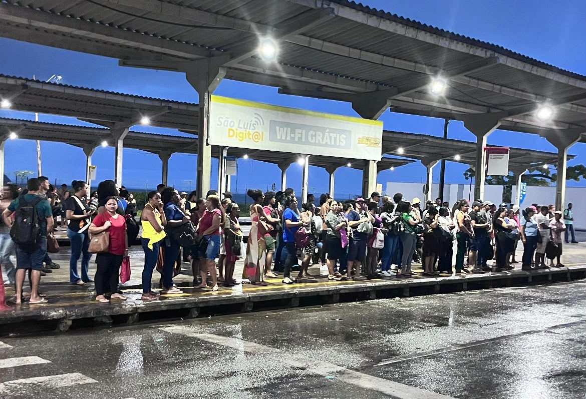 Demora nos ônibus e superlotação desafiam a rotina de passageiros em São Luís