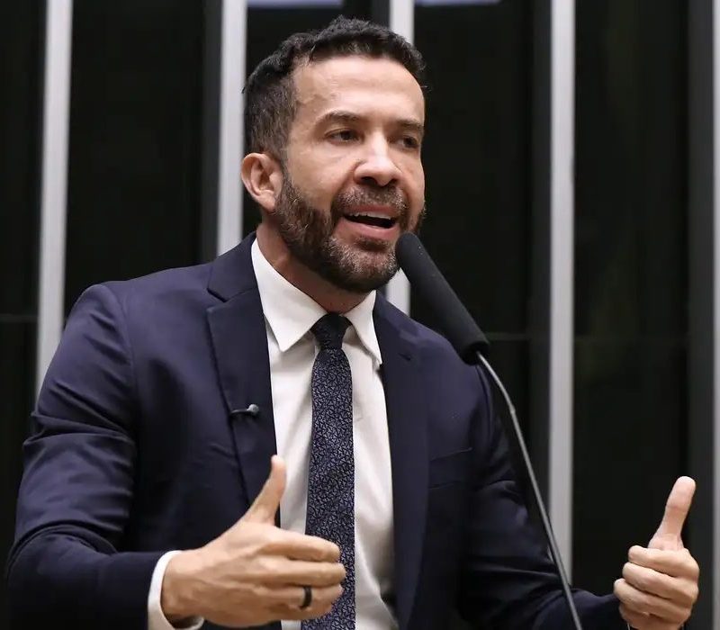 Deputado André Janones é internado com arritmia em São Paulo