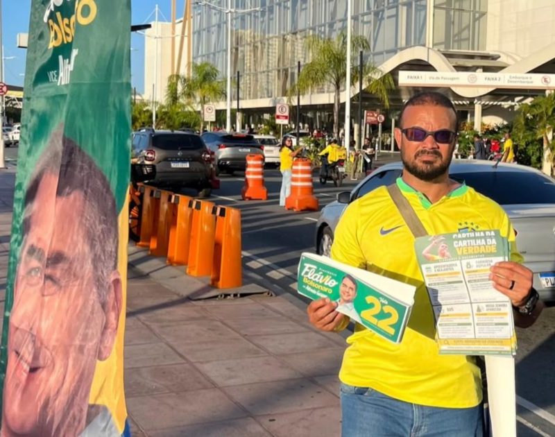 Deputado do PL realiza panfletagem em shopping de Salvador em apoio à Flávio Bolsonaro