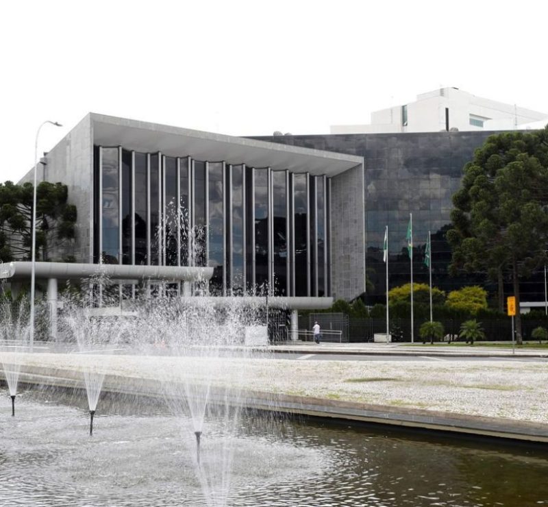 Deputados do Paraná adiam retomada dos trabalhos para terça-feira