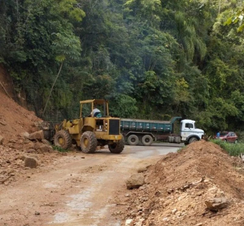 Deslizamento de terra bloqueia totalmente trecho da PR-092 entre duas cidades da Grande Curitiba