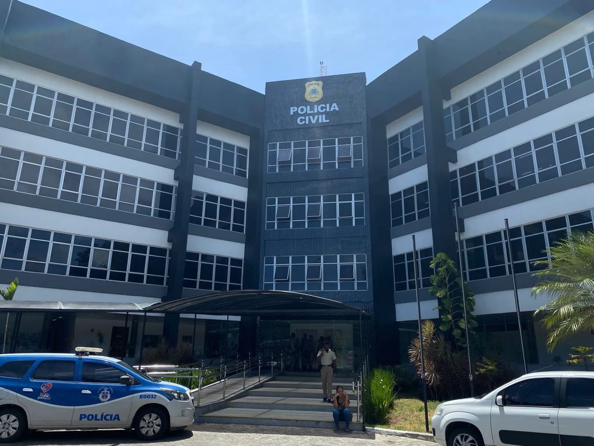 Dois homens morrem e uma mulher fica ferida após serem baleados em lava-jato de Salvador