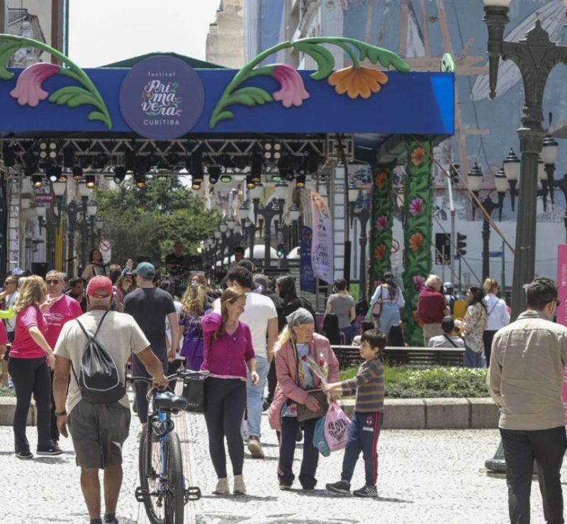 Domingo no Centro dá “adeus” à primavera em Curitiba