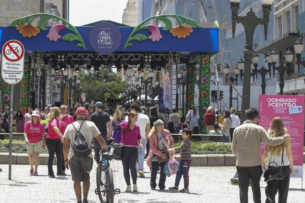 Domingo no Centro dá “adeus” à primavera em Curitiba