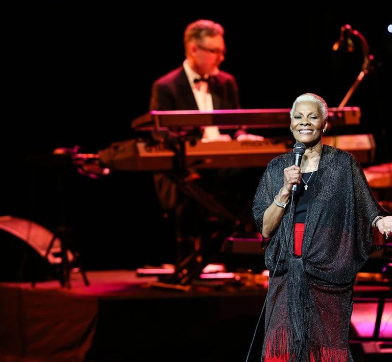Dona de hits mundiais, Dionne Warwick faz show histórico de despedida em Curitiba