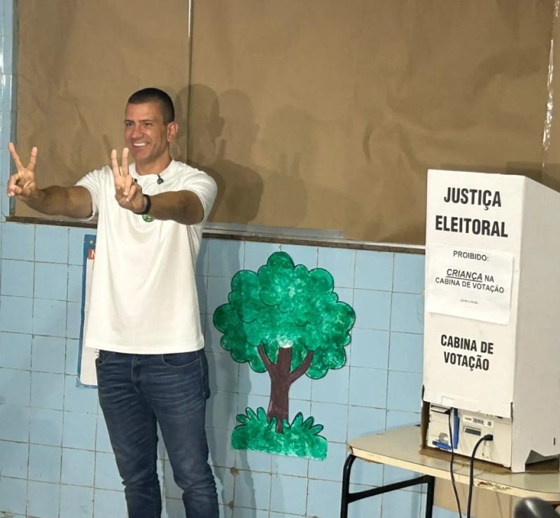 Douglas Ruas vota em São Gonçalo, Região Metropolitana do RJ