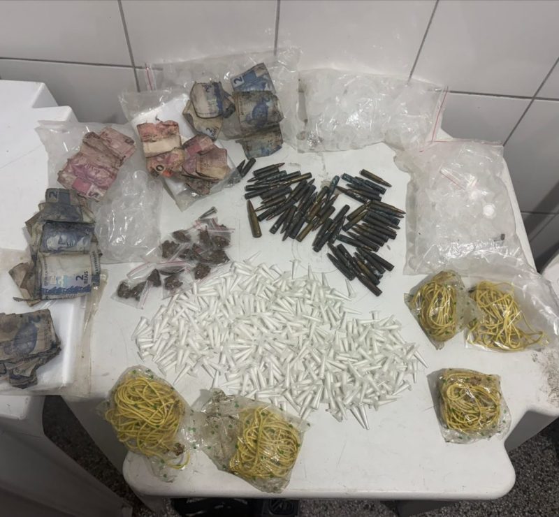 Drogas e munições são apreendidas pela PM no bairro da Mata Escura, em Salvador
