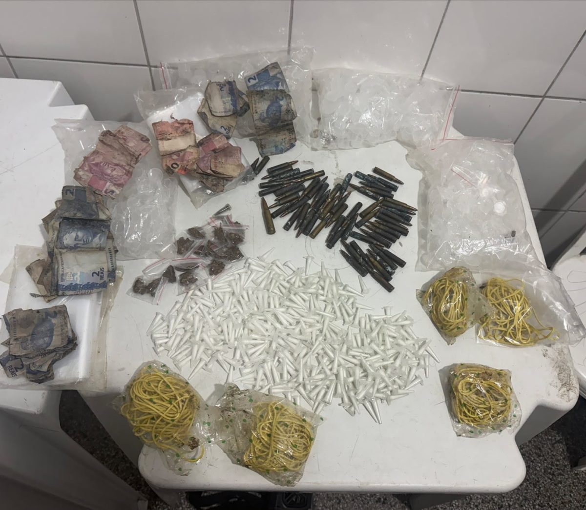 Drogas e munições são apreendidas pela PM no bairro da Mata Escura, em Salvador