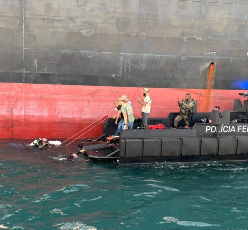 Drogas são encontradas escondidas em área submersa de navio de carga em Salvador