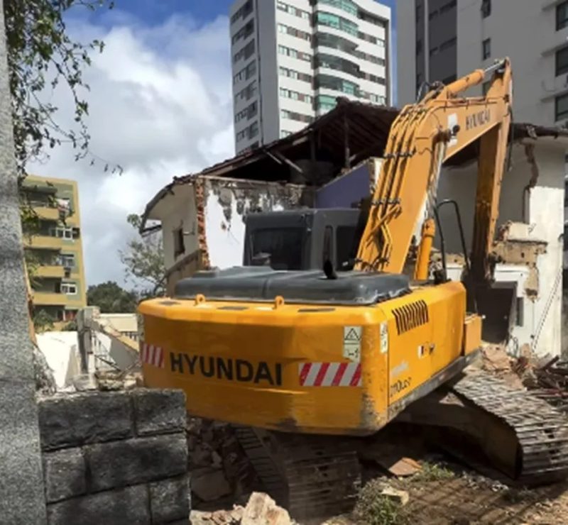 Drogasil tem obra embargada e é multada em quase R$ 130 mil após demolir antigo sobrado para construir farmácia no Recife