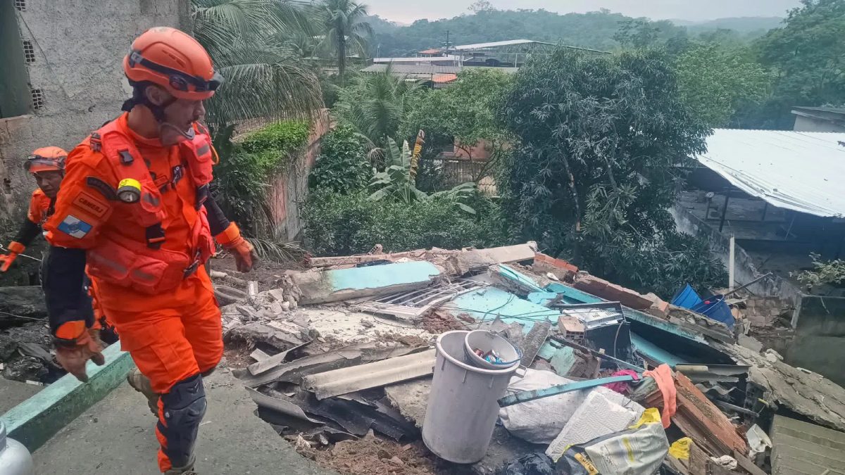 Duas vítimas são retiradas em estado grave de escombros após desabamento em Niterói