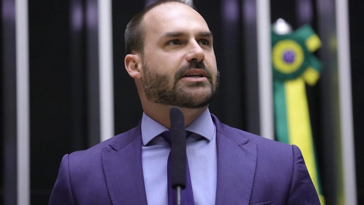 Eduardo Bolsonaro já consta em banco de mandados de prisão abertos