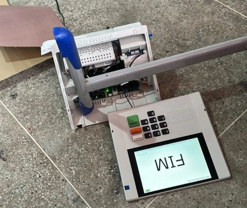 Eleitor arremessa urna eletrônica no chão e equipamento é substituído em Fortaleza