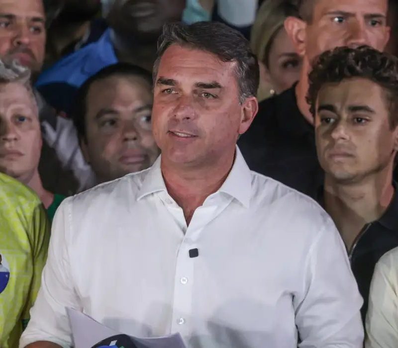 Em carta golpista, Flávio agradece Milei e Trump por apoio para fuga
